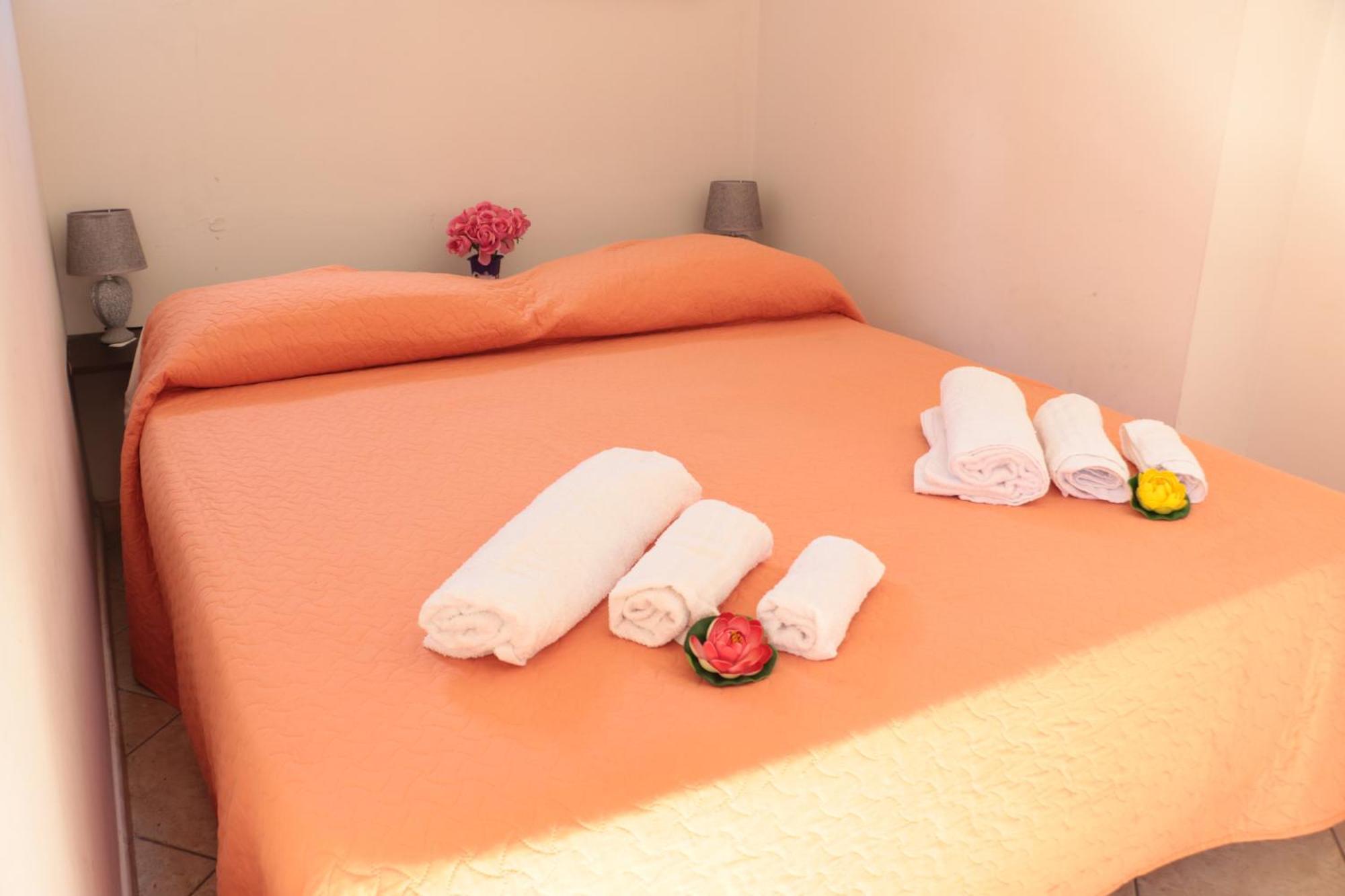 The Maze Vibo B&B วีโบ วาเลนเซีย ภายนอก รูปภาพ